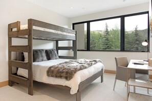 3 bedrooms, desk, iron/ironing board, free WiFi