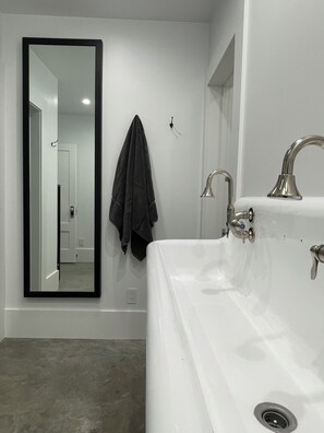 Douche, sĂšche-cheveux, serviettes fournies, savon