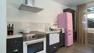 Frigorífico, lavavajillas y mesa de comedor