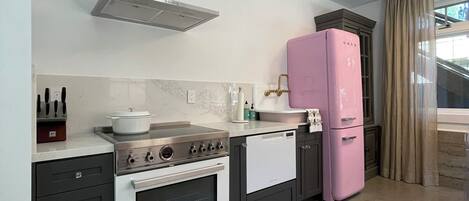 Een koelkast, een vaatwasser, een eettafel