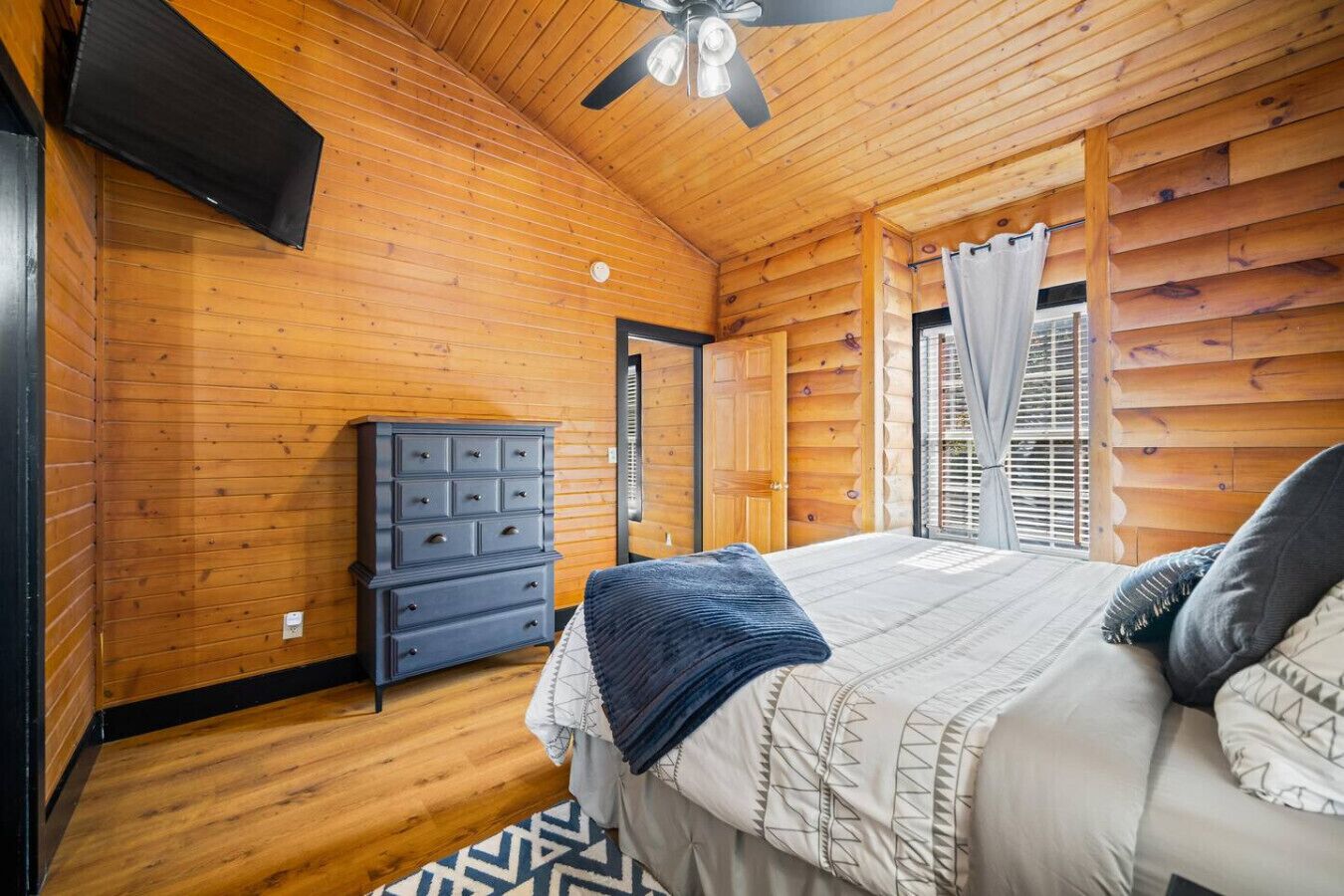 Desk, iron/ironing board, travel cot, WiFi