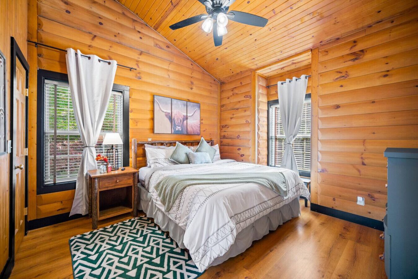 Escritorio, tabla de planchar con plancha, cuna de viaje y wifi