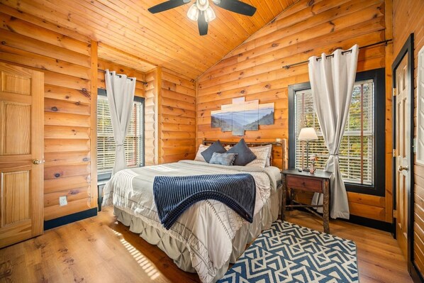 2 bedrooms, iron/ironing board, travel crib, internet - 1 Liberty Log Cabin (Nashville)