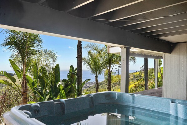 Outdoor spa tub - Tahiti Paradise in Laguna Beach, PET FRIENDLY, STUNNING VIEWS, BOOK Now! (Laguna Beach)