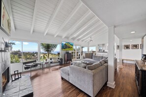 TV, fireplace - Tahiti Paradise in Laguna Beach, PET FRIENDLY, STUNNING VIEWS, BOOK Now! (Laguna Beach)
