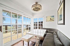 TV, fireplace - Tahiti Paradise in Laguna Beach, PET FRIENDLY, STUNNING VIEWS, BOOK Now! (Laguna Beach)