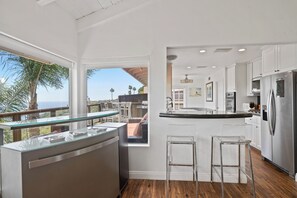 Fridge, microwave, oven, stovetop - Tahiti Paradise in Laguna Beach, PET FRIENDLY, STUNNING VIEWS, BOOK Now! (Laguna Beach)