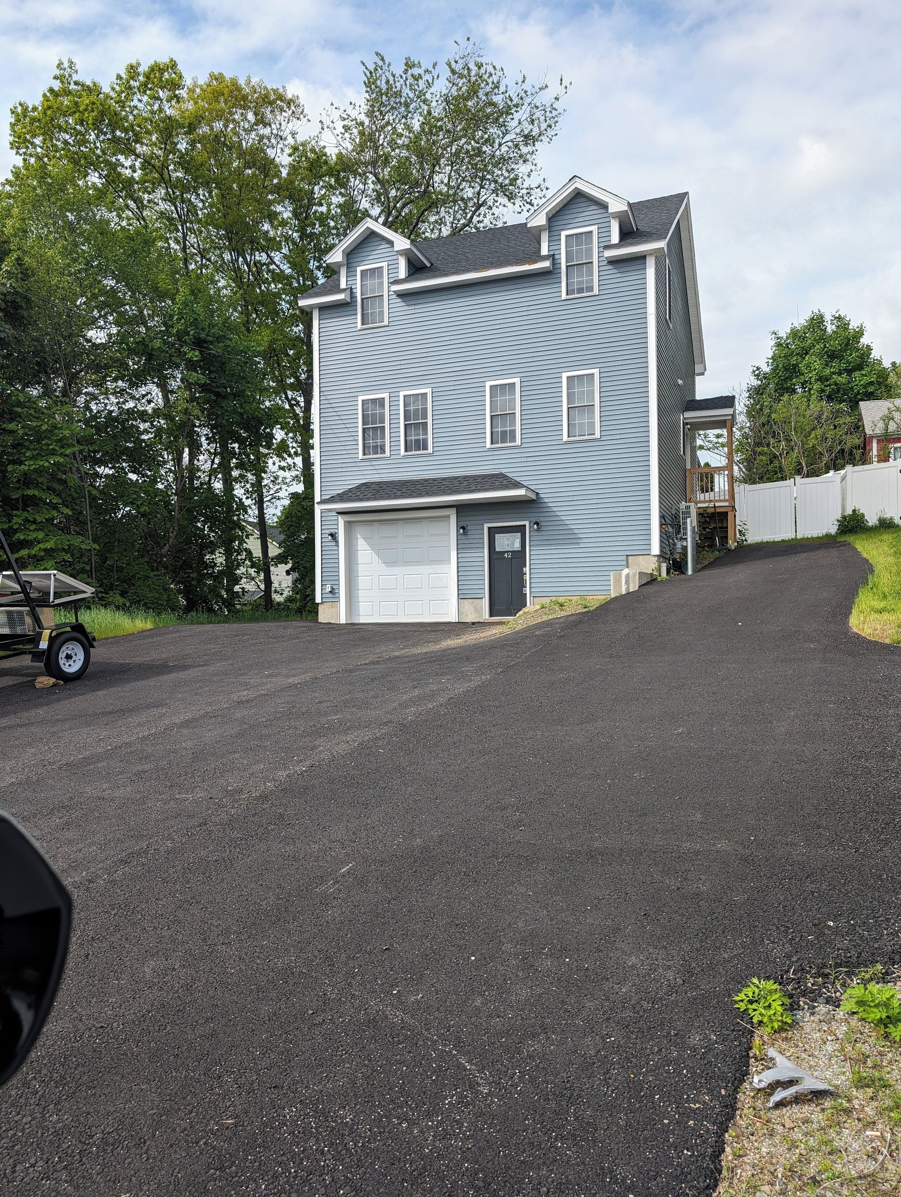 Newly built house Nice fenced in backyard & deck. Pet friendly. 40 min Boston
