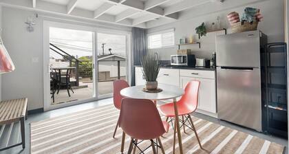 Cozy Cottage blocks from the Bay!