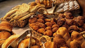 A buffet with various breads and pastries. - Le Palme Hotel Oran (Oran)