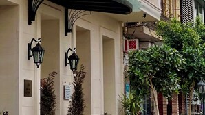 A hotel facade with a sign reading "LE PALME HOTEL," featuring balconies with plants, large windows, and a classic architectural style. - Le Palme Hotel Oran (Oran)