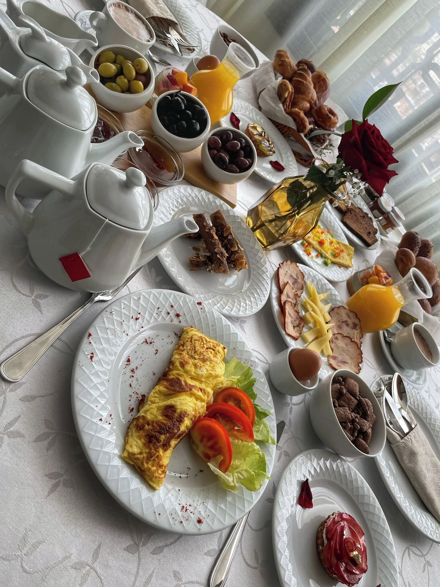 Free daily buffet breakfast