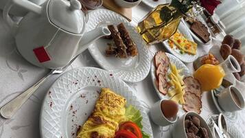 Free daily buffet breakfast