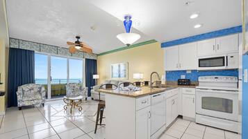 Een koelkast, een magnetron, een oven, een kookplaat