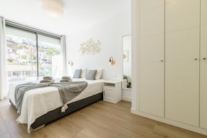 2 bedrooms, travel cot, free WiFi, bed sheets