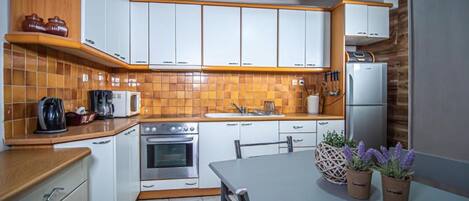 冷蔵庫、オーブン、コンロ、コーヒー / ティーメーカー