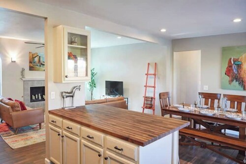 Southwestern eastside adobe with private pool!