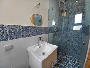Secador de pelo, toallas y papel higiénico
