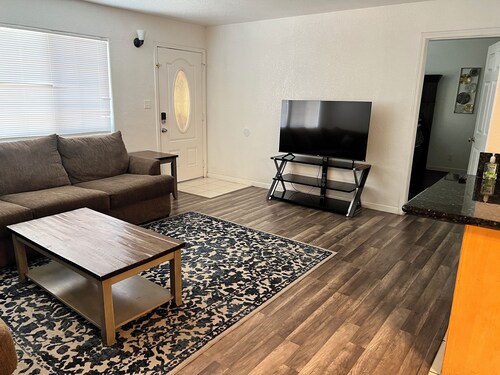 Lovely 1bed/1bath condo with free parking