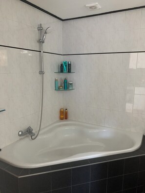 Hårtørrer, håndklæder, Sæbe, Toiletpapir
