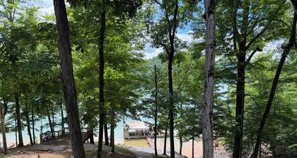 Hickory Harbor - Newly renovated lakefront retreat, sleeps 14 w/private dock
