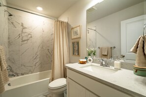 Hair dryer, soap, shampoo, toilet paper - Paddle & Play: Waterfront, Game Room, Boat & Gym (Rowlett)
