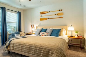 4 bedrooms, desk, iron/ironing board, WiFi - Paddle & Play: Waterfront, Game Room, Boat & Gym (Rowlett)