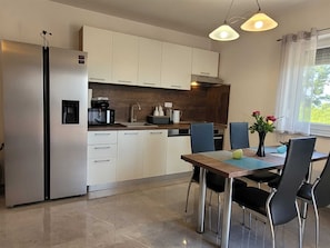 Kühlschrank, Mikrowelle, Ofen, Geschirrspüler