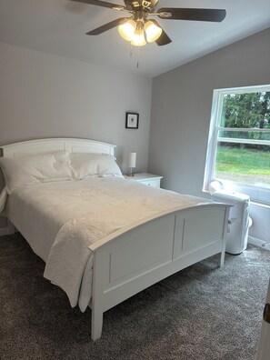 4 dormitorios, tabla de planchar con plancha, cuna de viaje