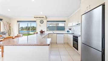 Jääkaappi, mikroaaltouuni, uuni, liesi