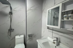 A bathroom with a toilet, shower, and sink. - Eaka Hotel (Shijiazhuang Guanghua Road) (Shijiazhuang)
