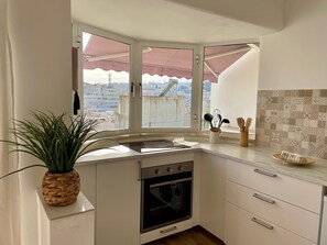 ثلاجة، ميكروويف، فرن، موقد طهي مسطح