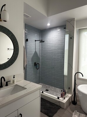 Dusche, Haartrockner, Handtücher, Seife