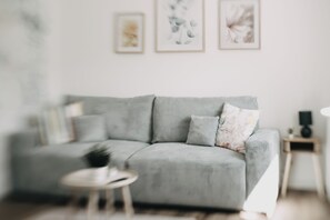 Smart-TV, Tischfußball, Bücher