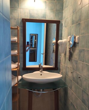 Shower, hair dryer, towels - 101 | Okeania Double Room Ground Floor (Kamena Vourla)