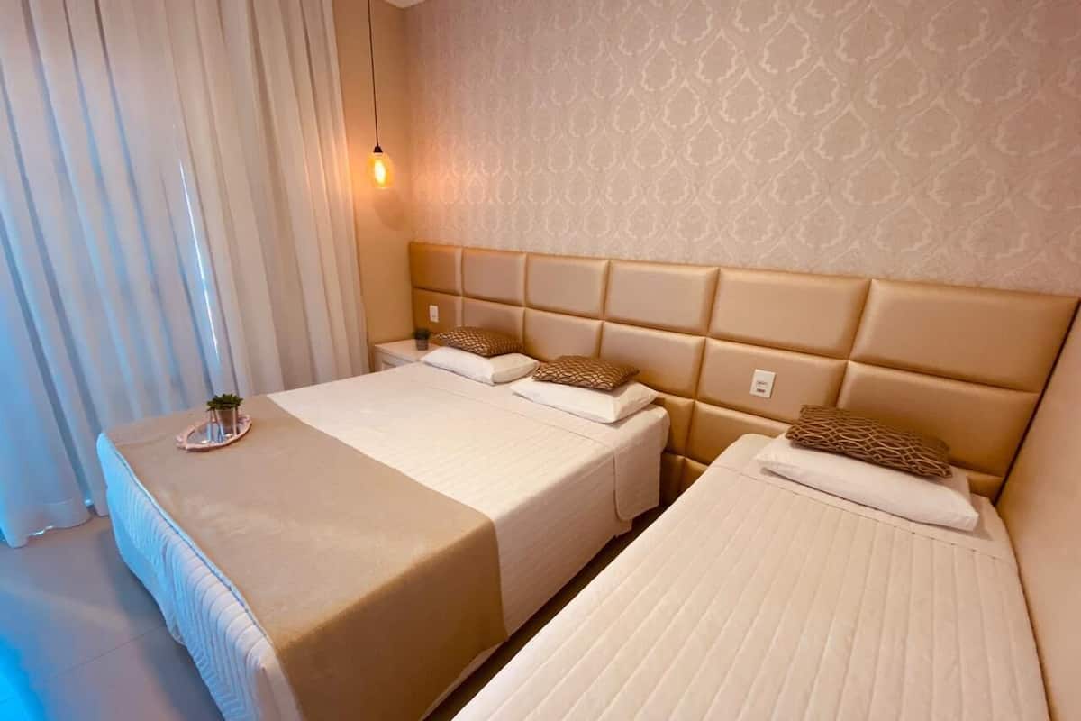 Háromágyas szoba | Széf a szobában, sötétítőfüggöny, hangszigetelés és ingyenes wifi