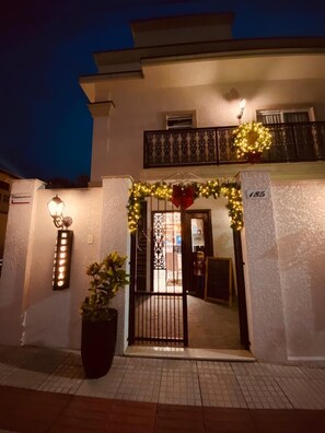 32-inch Smart TV with digital channels, Netflix, streaming services - Villa Di Manú Pousada (Penha)