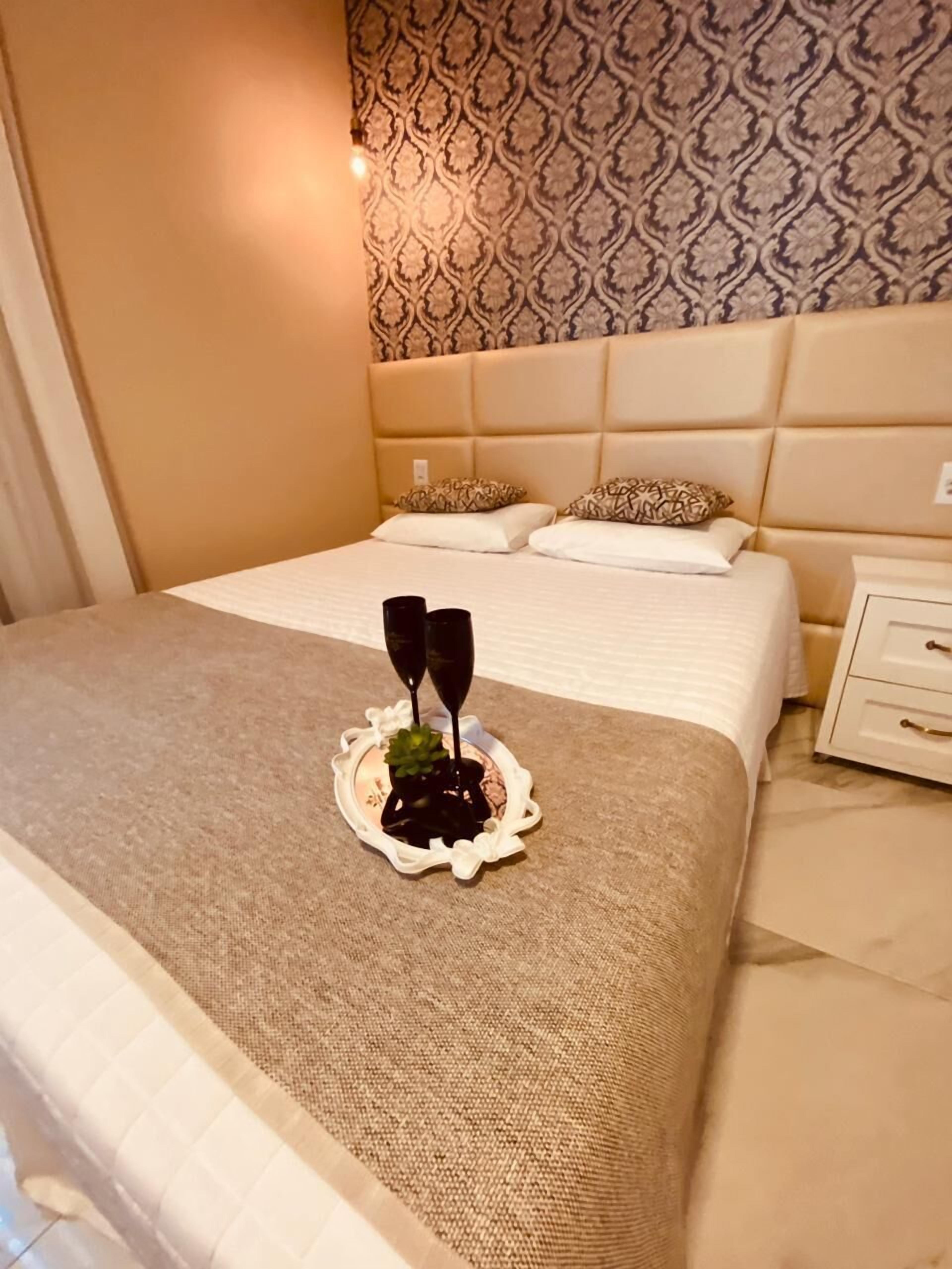 Quarto duplo, 1 cama de casal | Cofres nos quartos, cortinas blackout, quartos à prova de som