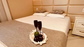 Quarto duplo, 1 cama de casal | Cofres nos quartos, cortinas blackout, quartos à prova de som