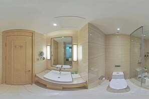 A modern bathroom with a curved vanity, a large mirror, and a separate shower area. - Vienna International Hotel (Wanzhou Gaosuntang Pedestrian Street Branch) (Chongqing)