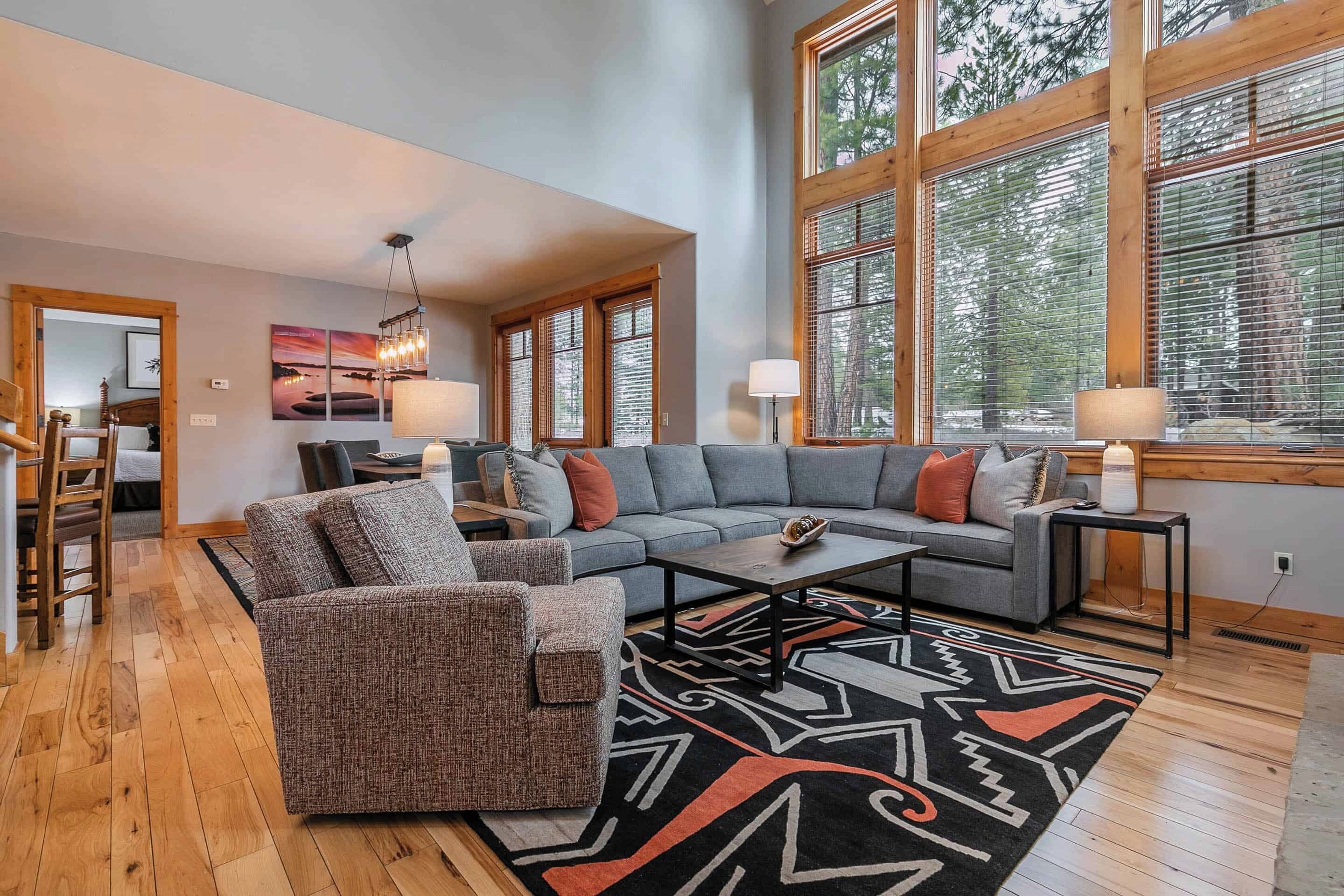 Televisión, chimenea, libros, estéreo