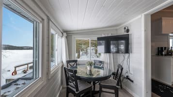 Exclusive Bungalow, Lake View | Living area