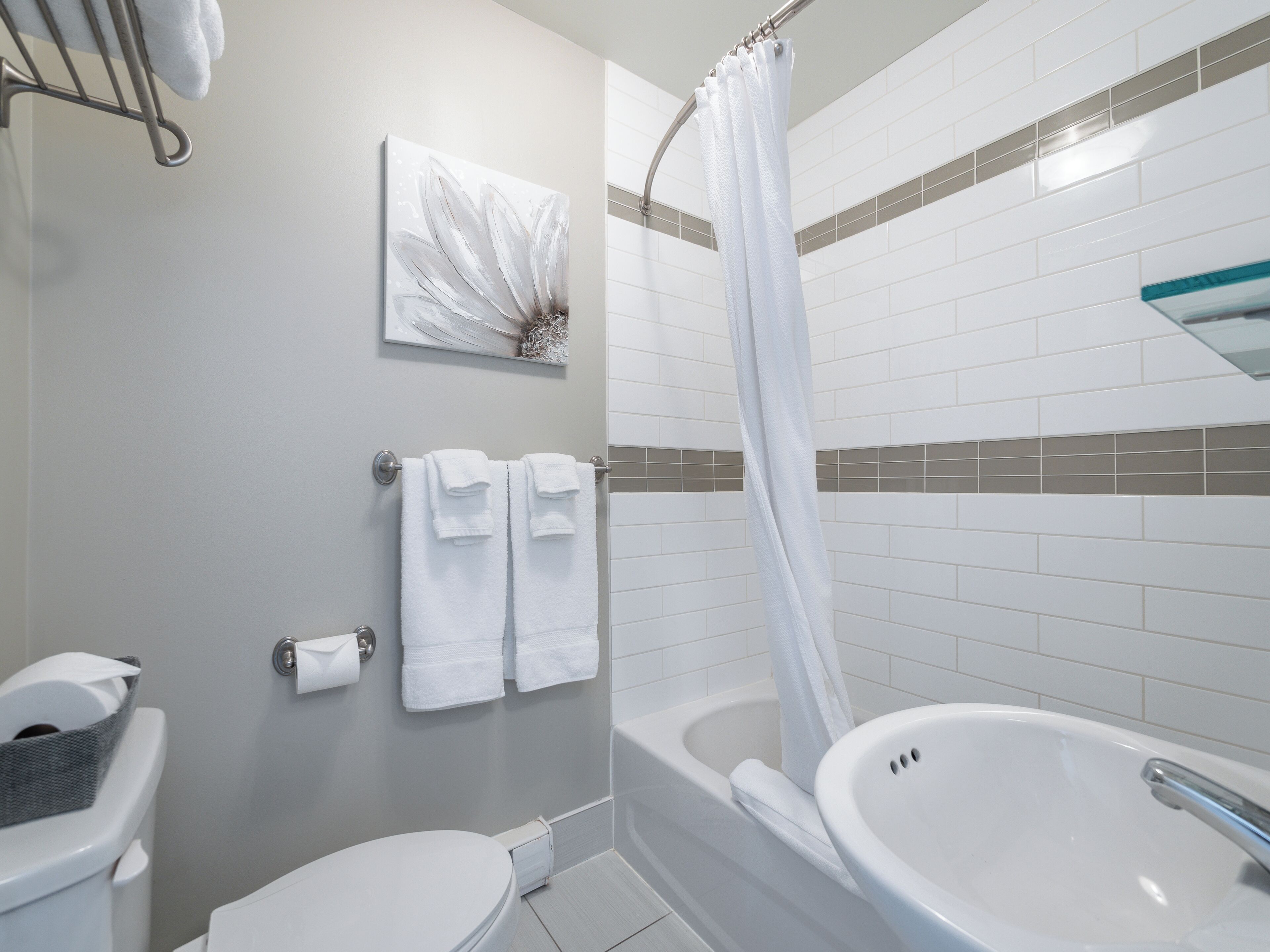 Een badkamer met toilet, wastafel en douche.
