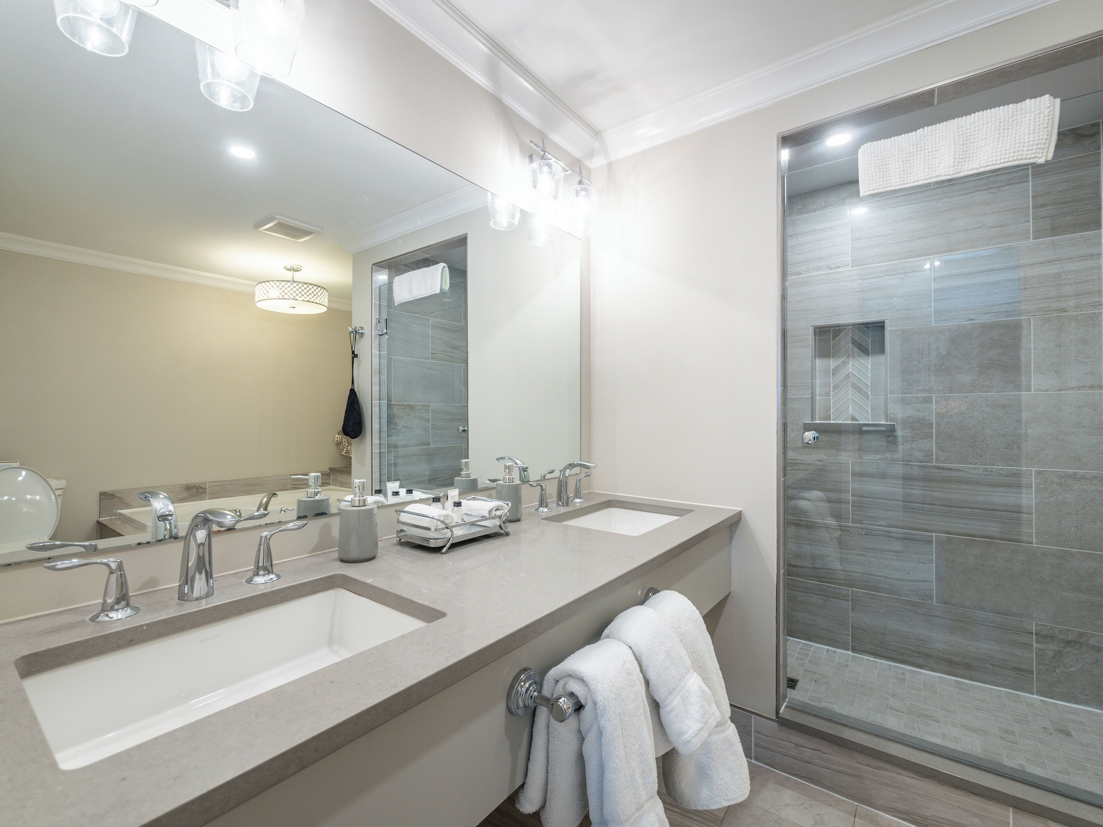 Luxury Suite, Garden View | Bathroom | Shower, free toiletries, hair dryer, towels