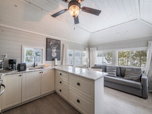 Bungalow clásico, vista al lago | Ropa de cama hipoalergénica, cortinas blackout y insonorización 