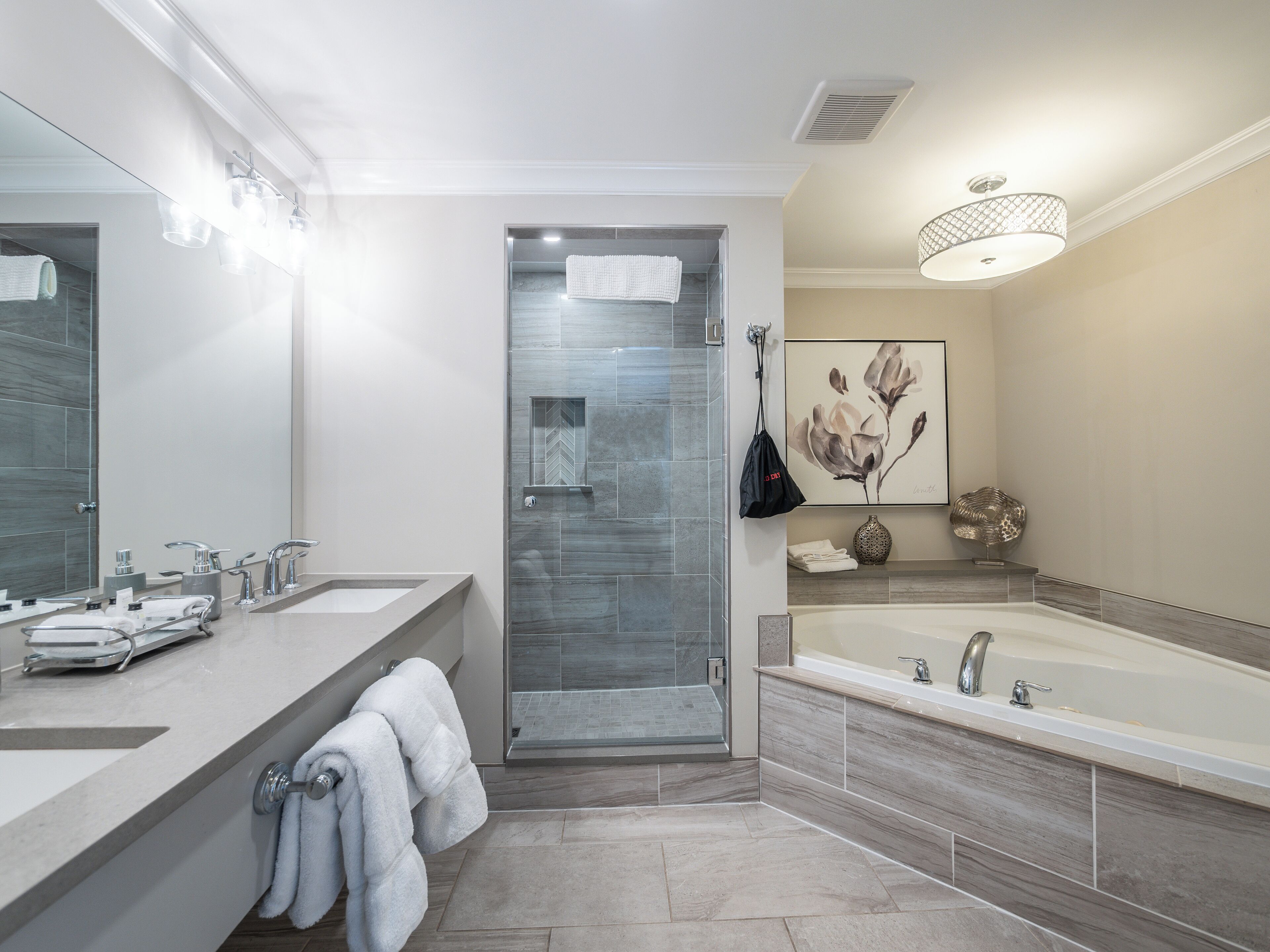 Suite luxueuse, vue sur le jardin | Salle de bain | Douche, articles de toilette (gratuits), séchoir à cheveux