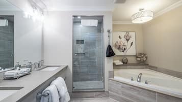Suite luxueuse, vue sur le jardin | Salle de bain | Douche, articles de toilette (gratuits), séchoir à cheveux