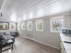 Superior-Bungalow, eingeschränkter Seeblick | Wohnbereich | 32-Zoll-Smart-TV mit Satellitenempfang, iPad, Netflix