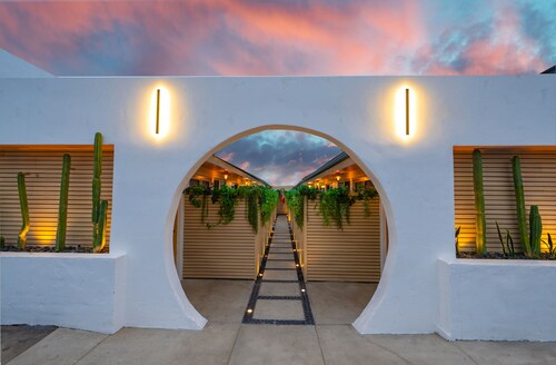 Boardwalk Hotel: Bikes, Boards & Beach Gear Included