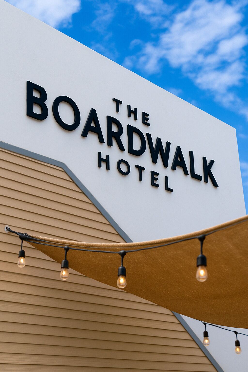 L'exterior de l'Hotel Boardwalk amb un cel blau clar al fons.